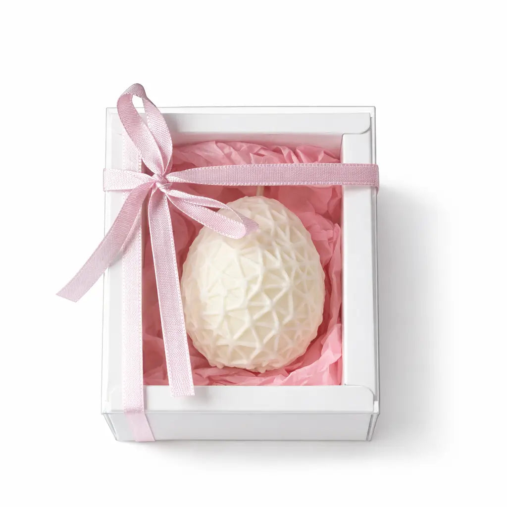 Cadou Paște cu lumânare ou parfumată din ceară de soia 70 g în cutie albă cu capac transparent și fundă roz