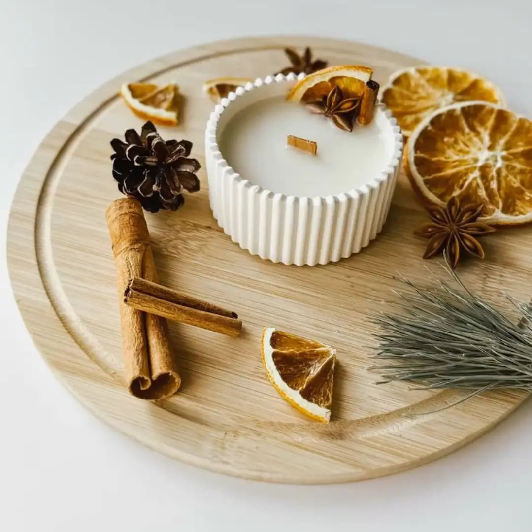 Lumânare de Crăciun din soia cu fitil din lemn în vas ceramic