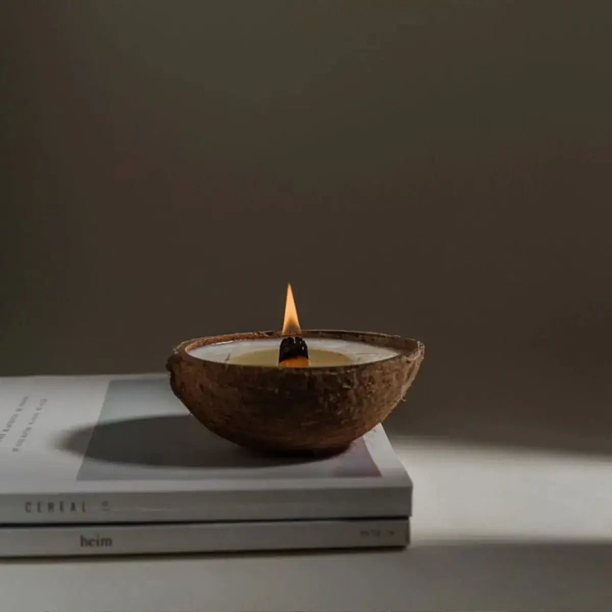 Lumânare minimalist cu fitil lemn pentru efect semineu