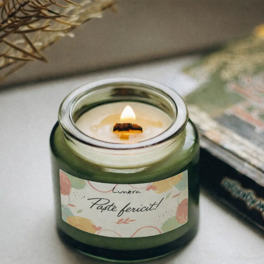 Lumânare parfumată Paște fericit ediție limitată 90 g din ceară de soia cu fitil din lemn în borcan verde, aprinsă