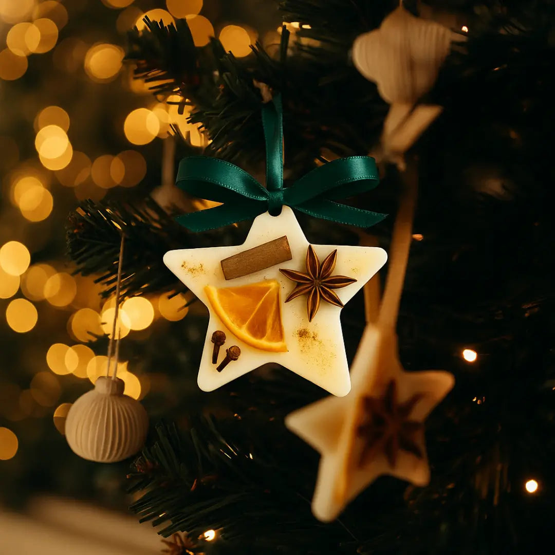 Stea parfumată din ceară de soia Lunera folosită ca decorațiune de brad de Crăciun