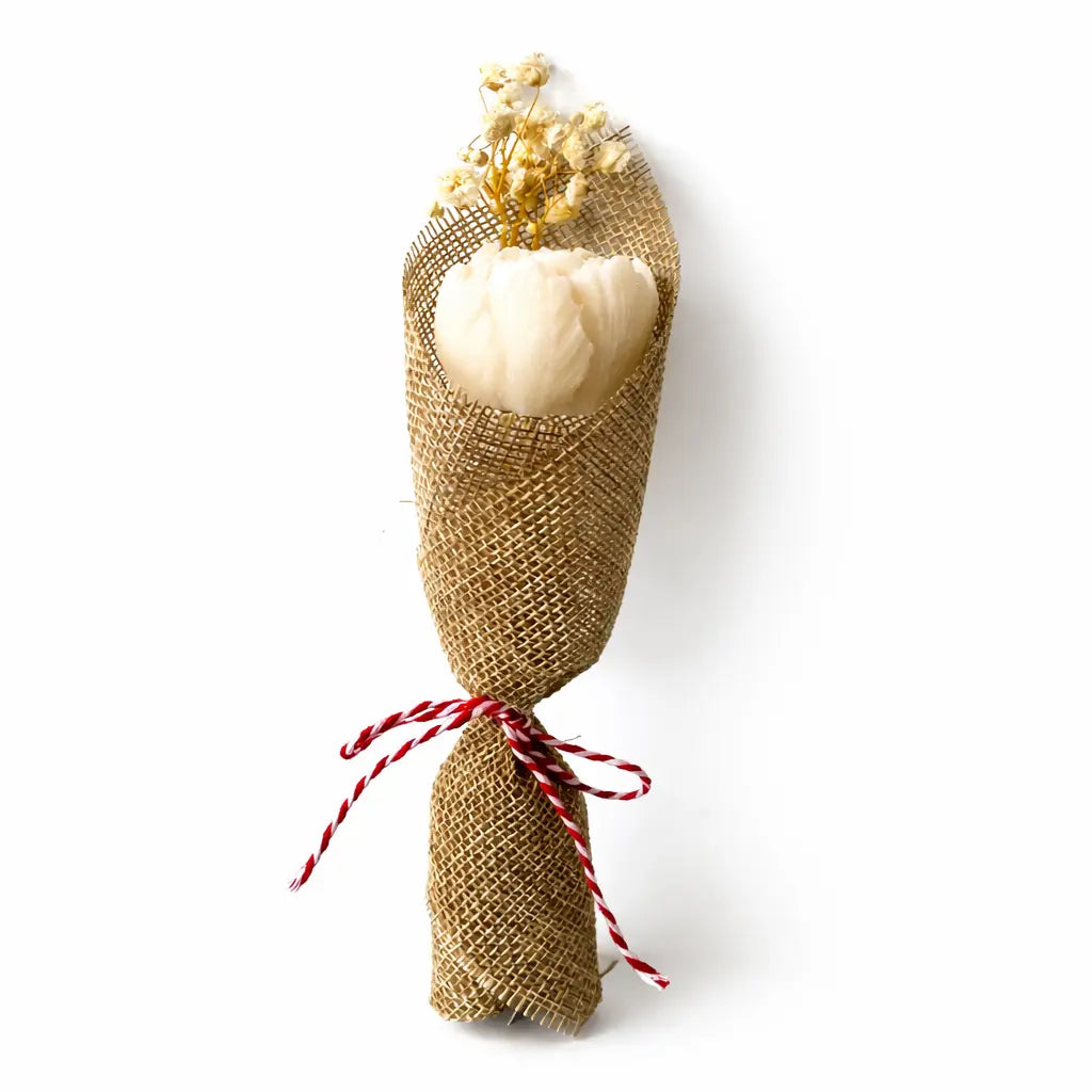 Mărțișor parfumat tip bujor din ceară de soia, în buchețel din plasă de iută cu șnur roșu-alb, pe fundal alb