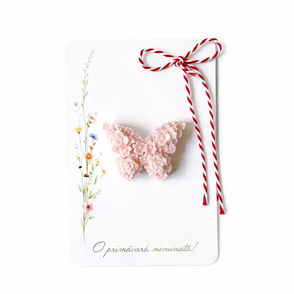 Mărțișor parfumat fluture din ceară de soia, pe carton cu temă de primăvară și fir de mărțișor roșu-alb