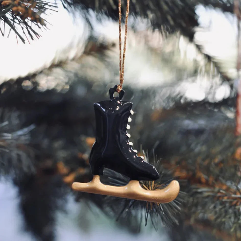 Patine Maileg agățate în bradul de Crăciun