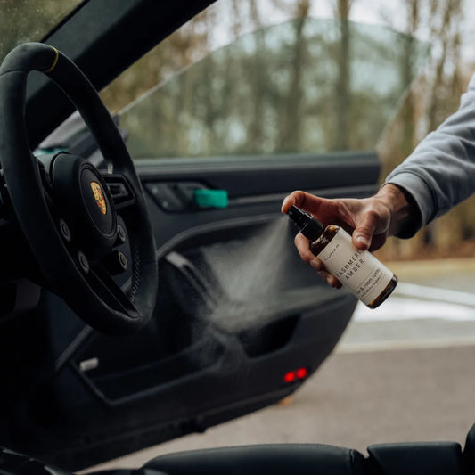 Spray parfumat auto Lunera în sticlă amber, folosit ca parfum pentru mașină