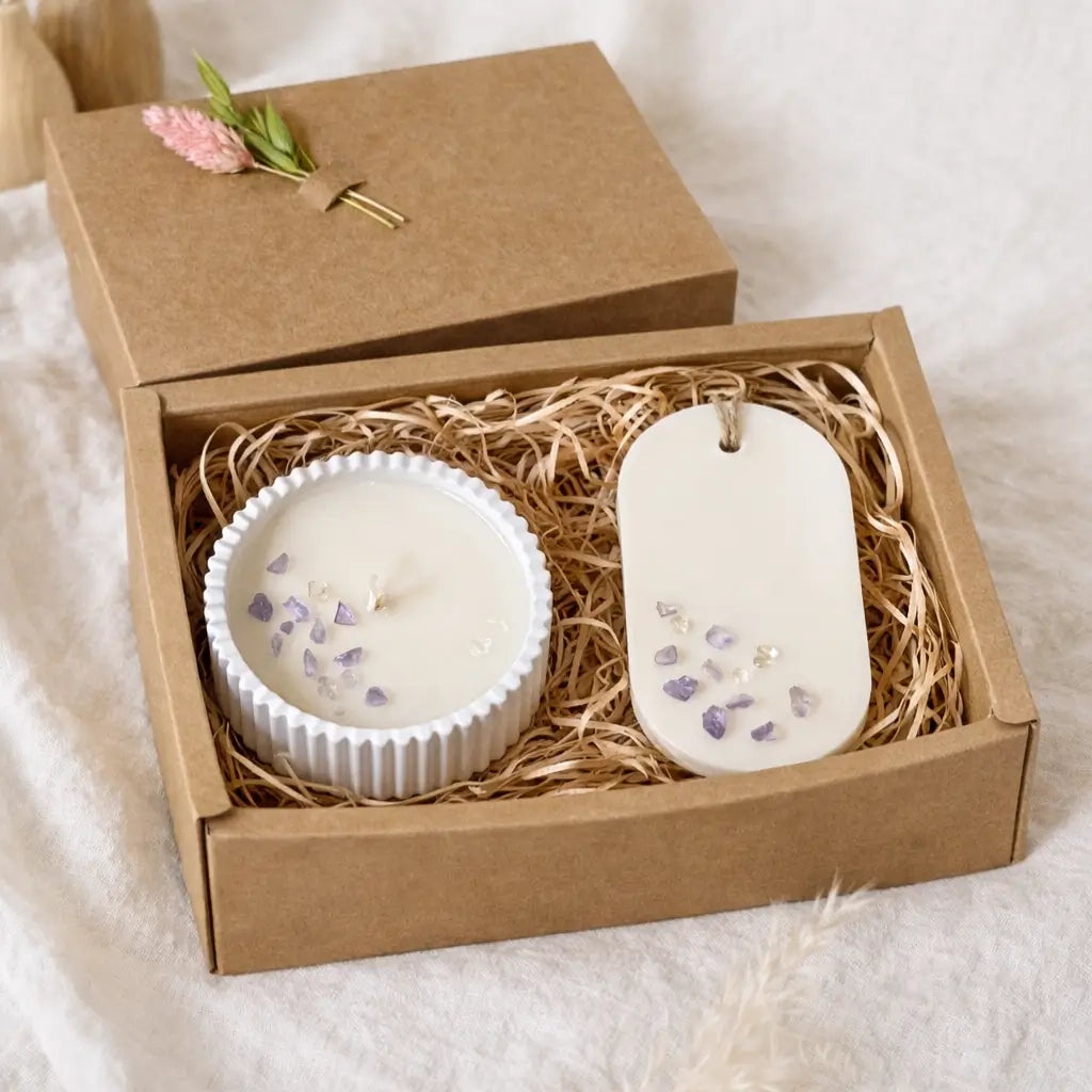 Set cadou Ametist – lumânare din soia 90 g în vas jesmonite Ø8 cm și odorizant dulap 30 g, decor cu pietre semiprețioase ametist lifestyle – Lunera