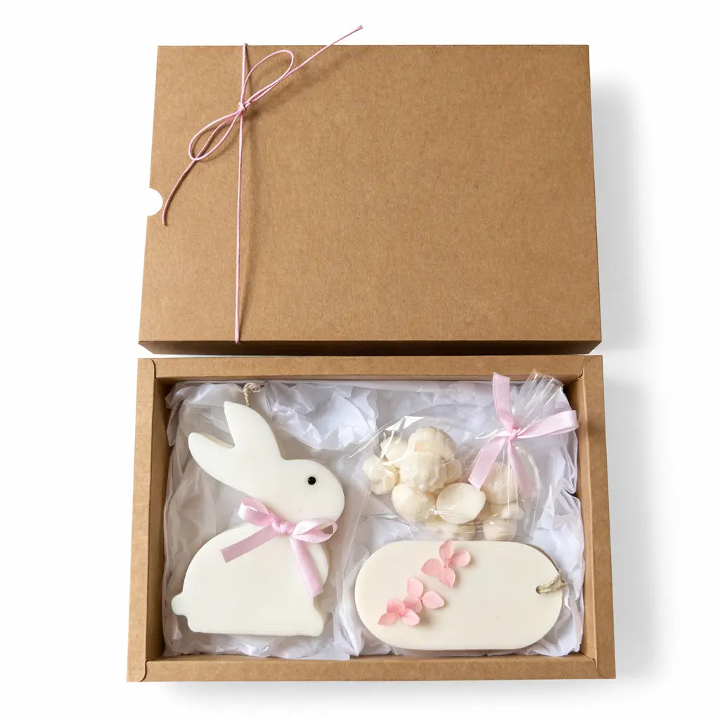 Set cadou Paște în cutie kraft cu lumânare iepuraș din ceară de soia 130 g, odorizant dulap 25 g și wax melts 50 g, gata de oferit