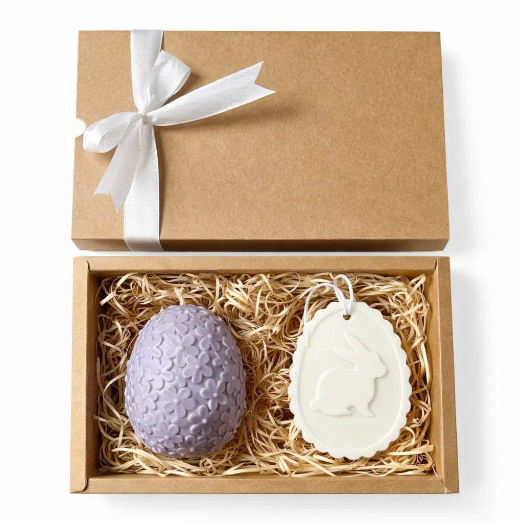 Set cadou Paște în cutie kraft cu lumânare ou din ceară de soia 150 g și odorizant dulap din soia 15 g cu model iepuraș, gata de oferit