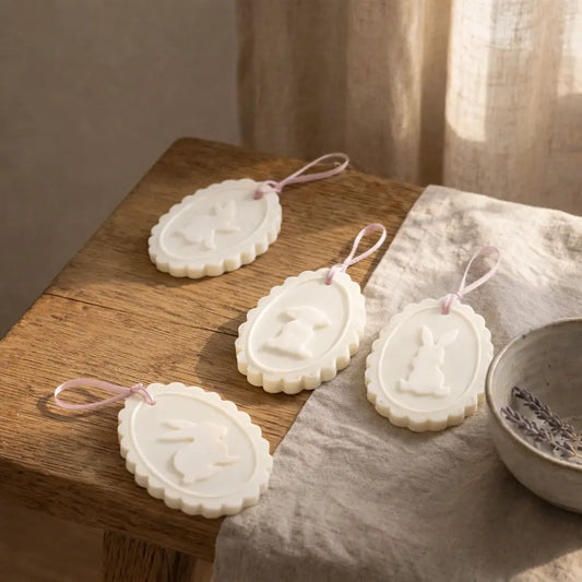 Set cadou Paște în cutie kraft cu 3 odorizante pentru dulap din ceară de soia, iepuraș alb, cu șnur de agățare, lifestyle