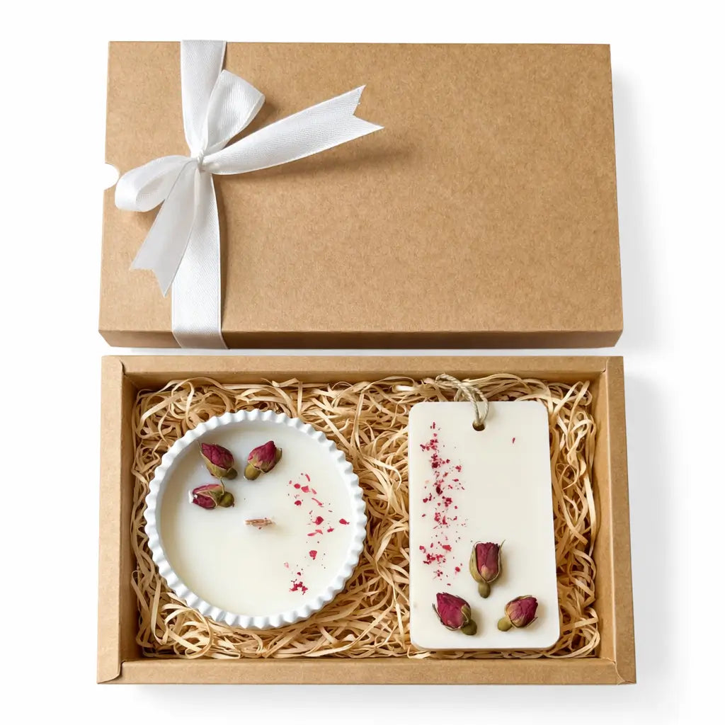 Set cadou Trandafir & Vanilie cu lumânare din ceară de soia 90 g în bol Jesmonite și odorizant dulap 25 g, decor cu trandafiri uscați
