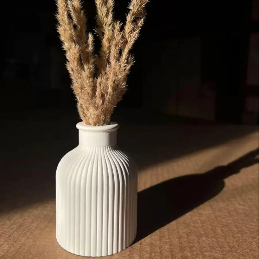 Vază decorativă mică din jesmonite alb mat, 9,5×7 cm, cu flori uscate