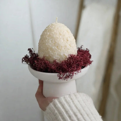 Aranjament de Paște cu lumânare ou din ceară de soia 150 g în bol Jesmonite pe picior, decor din plante uscate, tinut în mana