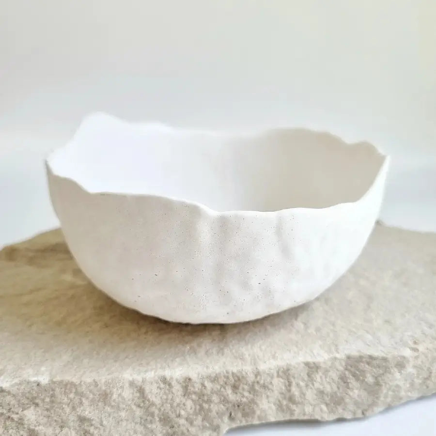 Bol decorativ cu margine neregulată din ceramică jesmonite, alb mat, 13×6 cm