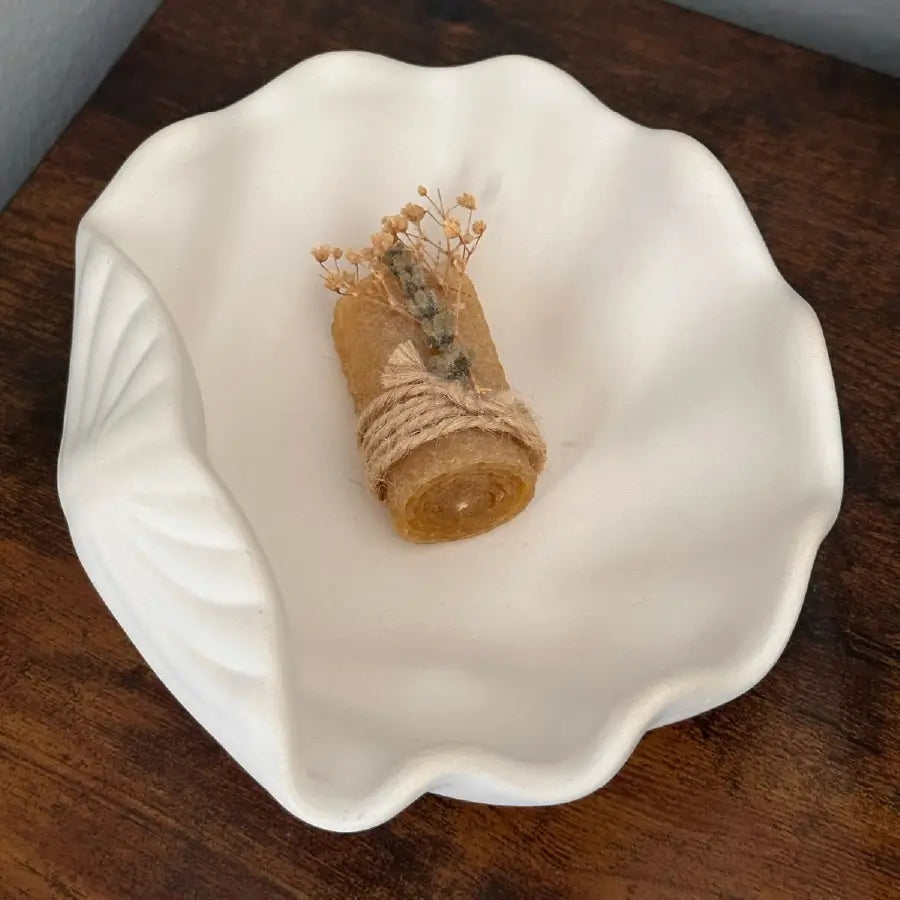 Bol decorativ scoică cu margine ondulată, ceramică jesmonite, alb