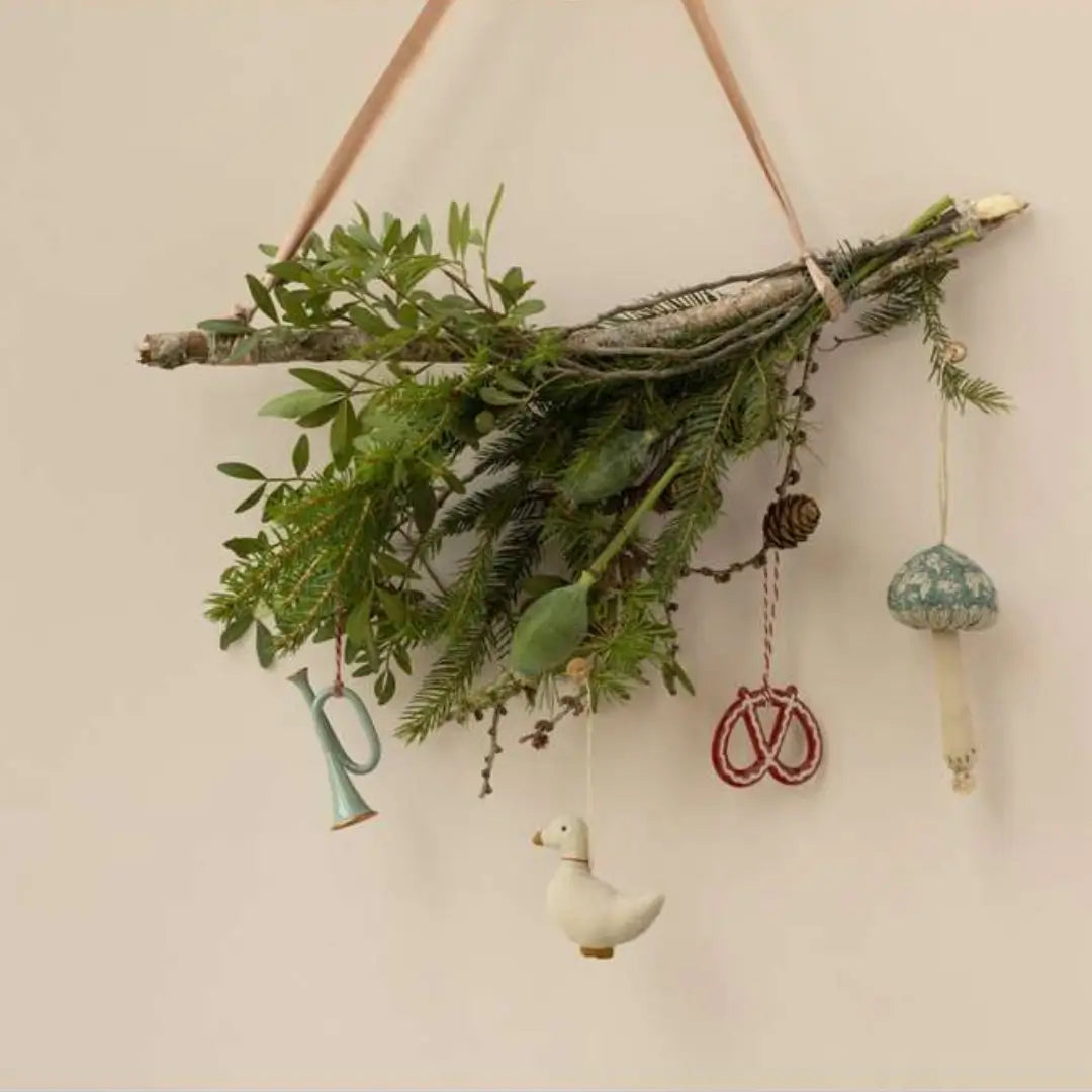 Maileg Christmas ornament – pretzel metalic cu șnur de agățare