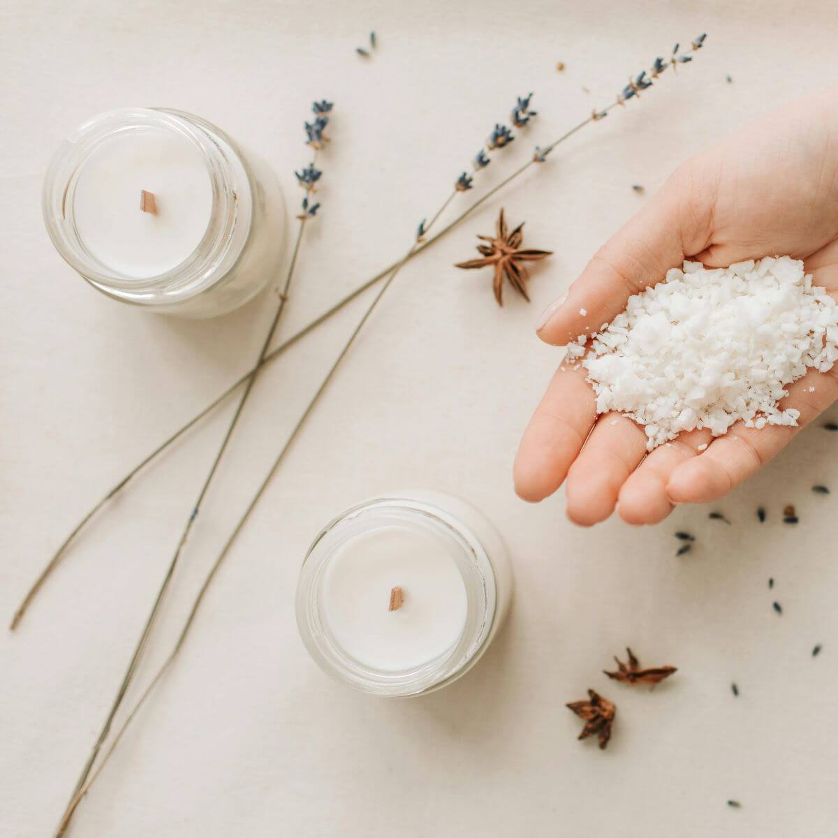 Vedere de sus: lumânare din ceară de soia cu fitil din lemn, textură netedă – aromă Trandafir & Piper Roz Lunera
