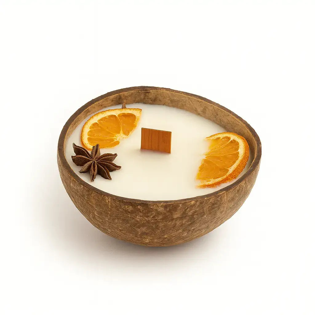 Lumânare din cocos cu ceară de soia și fitil din lemn, decor portocală & anason – Lunera (Ø10 cm)