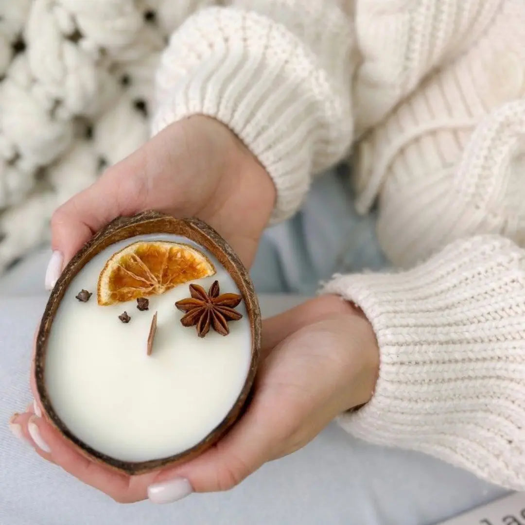 Lumânare din cocos cu ceară de soia și fitil din lemn, decor portocală & anason – Lunera