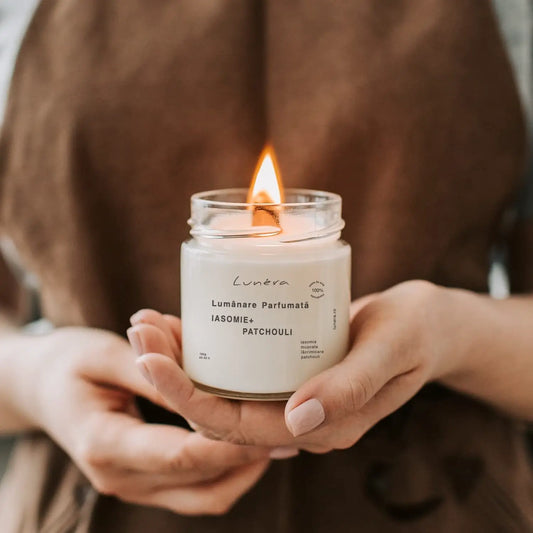 Lumânare Iasomie & Patchouli aprinsă, ținută în palme