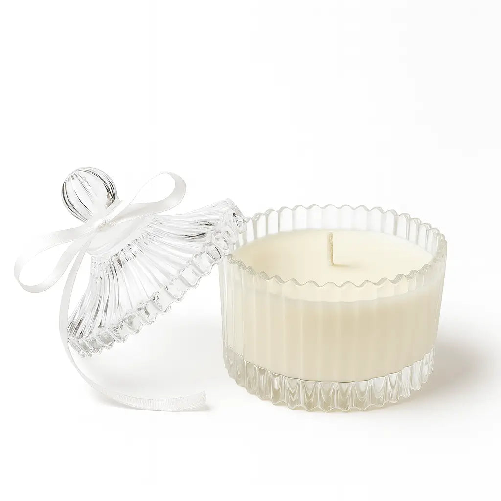 Lumânare mărturie în bombonieră din sticlă cu capac și fundiță albă, ceară de soia ~100 g, decor floral fin