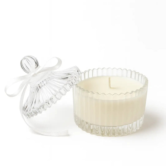 Lumânare mărturie în bombonieră din sticlă cu capac și fundiță albă, ceară de soia ~100 g, decor floral fin