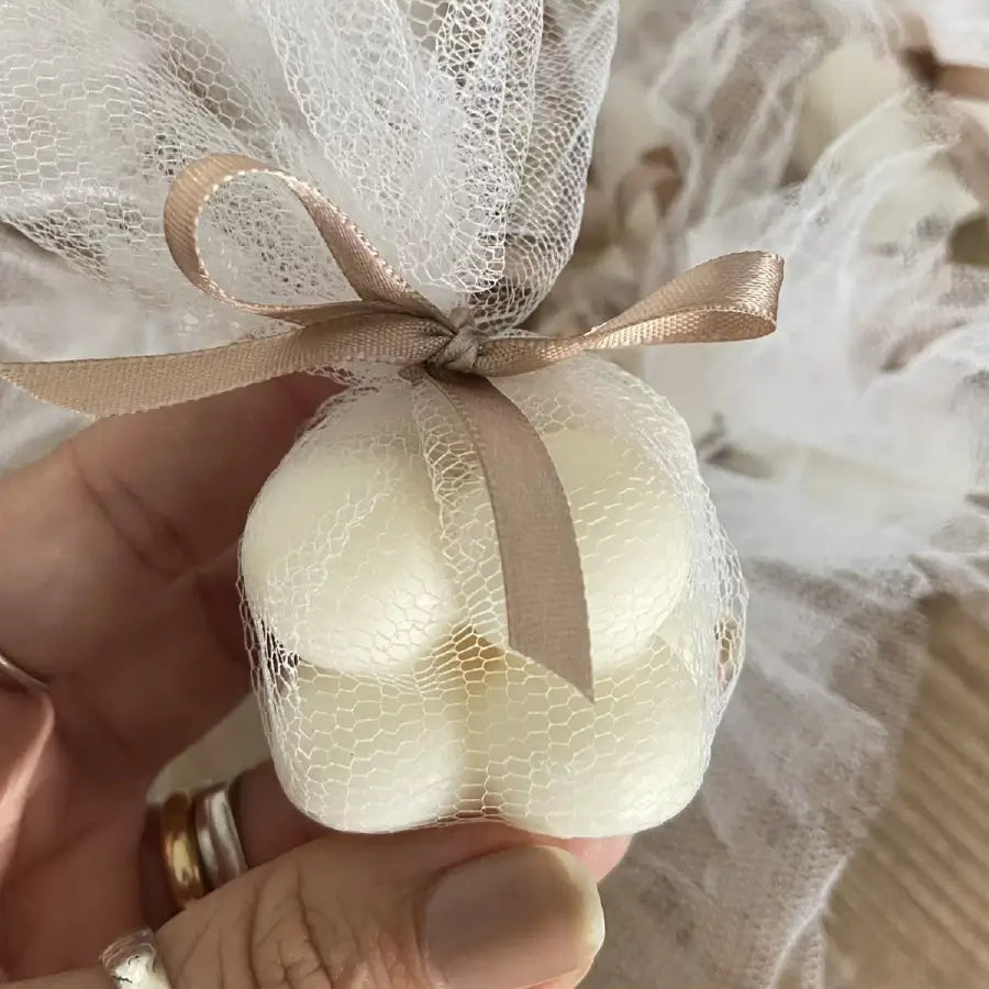 Lumânare bubble 4×4 cm în decor tulle pentru mărturii