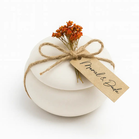 Lumânări mărturie în vas jesmonite alb 6×4 cm, decor cu flori uscate și etichetă – reutilizabile ca cutie