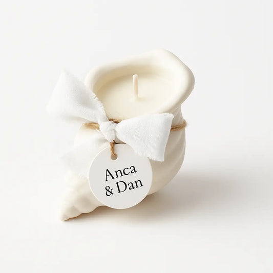 Lumânare mărturie cochilie din jesmonite, 10×6×4 cm – ceară de soia 30 g, fundiță albă și etichetă personalizată