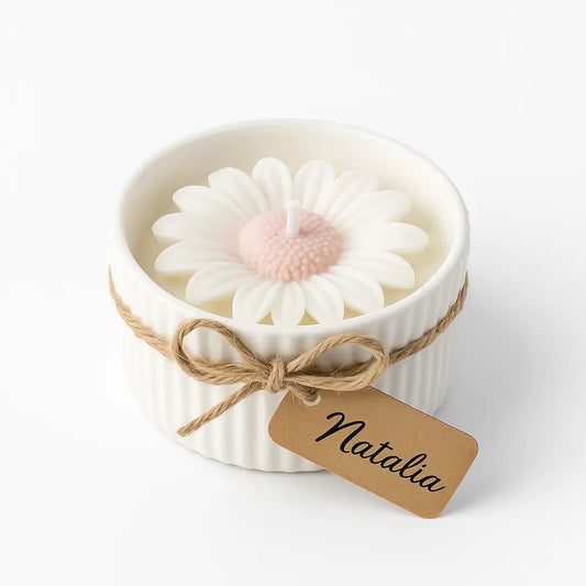 Lumânare mărturie în vas jesmonite, aspect ceramic, Ø8×4,5 cm – margaretă din ceară cu centru personalizabil, etichetă cu nume