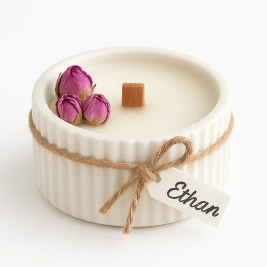 Lumânare mărturie în vas jesmonite, aspect ceramic, Ø8×4,5 cm – fitil din lemn și decor cu trandafiri naturali, etichetă cu nume
