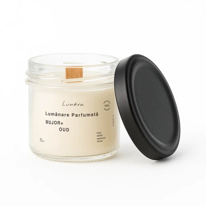 Lumânare parfumată Bujor & Oud din ceară de soia, fitil din lemn, borcan de sticlă cu capac negru – Lunera