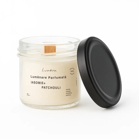 Lumânare parfumată Iasomie & Patchouli în borcan de sticlă, fitil din lemn