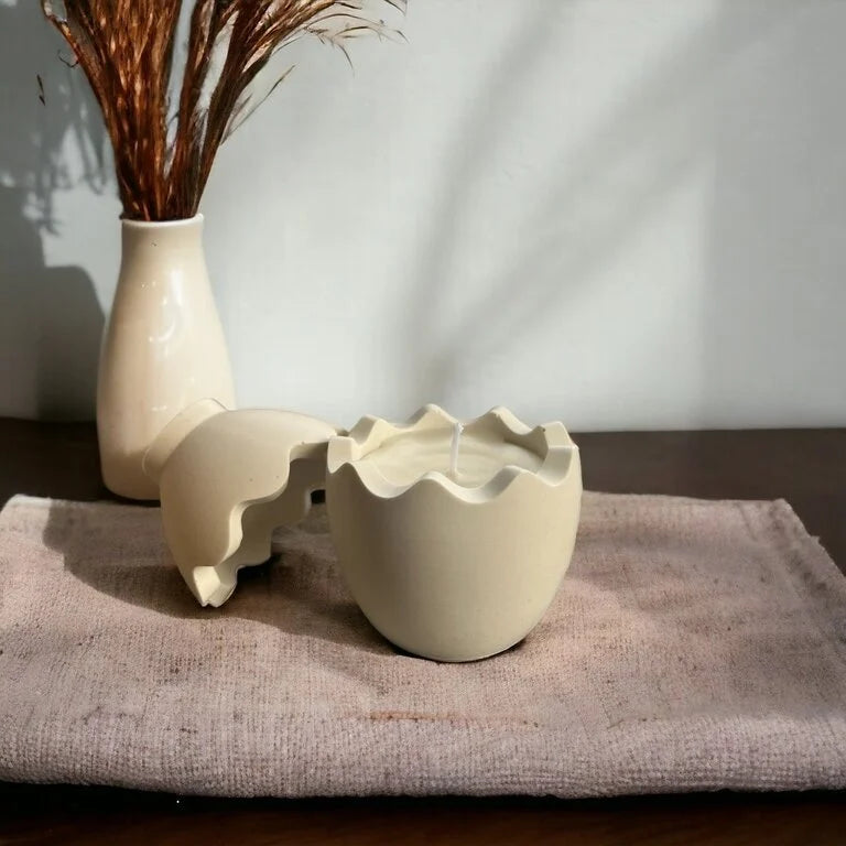 Lumânare parfumată din ceară de soia 60 g în bol Jesmonite tip ou spart reutilizabil, fitil din bumbac, lifestyle