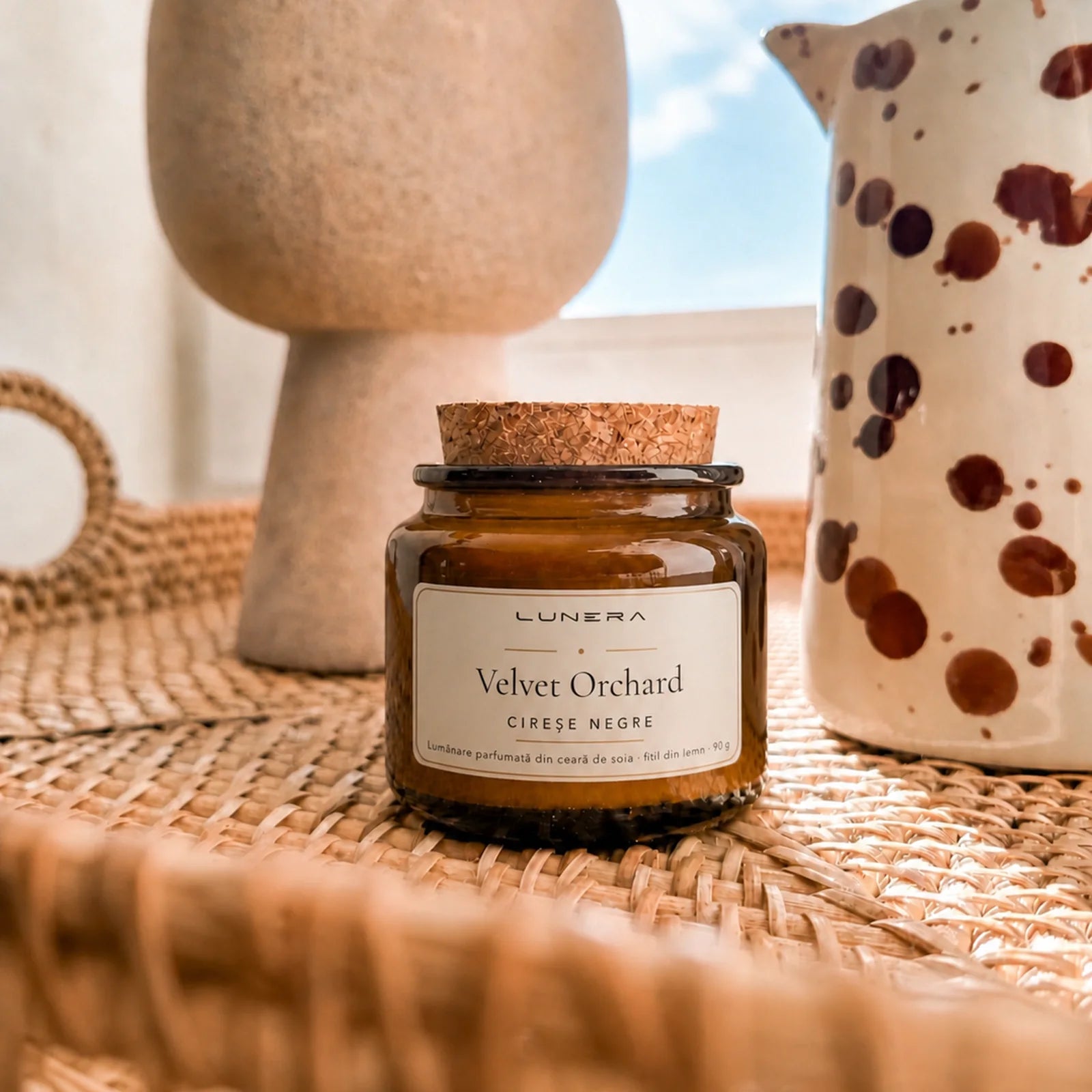 Lumânare Lunera Petite din ceară de soia, Velvet Orchard, cu fitil din lemn și aromă de cireșe negre și vanilie, 90 g, lifestyle
