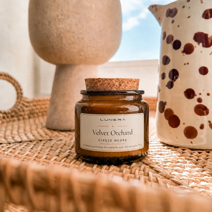 Lumânare Lunera Petite din ceară de soia, Velvet Orchard, cu fitil din lemn și aromă de cireșe negre și vanilie, 90 g, lifestyle