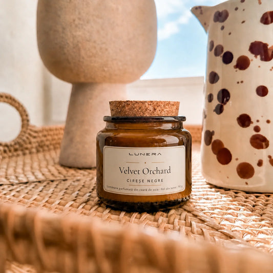 Lumânare Lunera Petite din ceară de soia, Velvet Orchard, cu fitil din lemn și aromă de cireșe negre și vanilie, 90 g, lifestyle