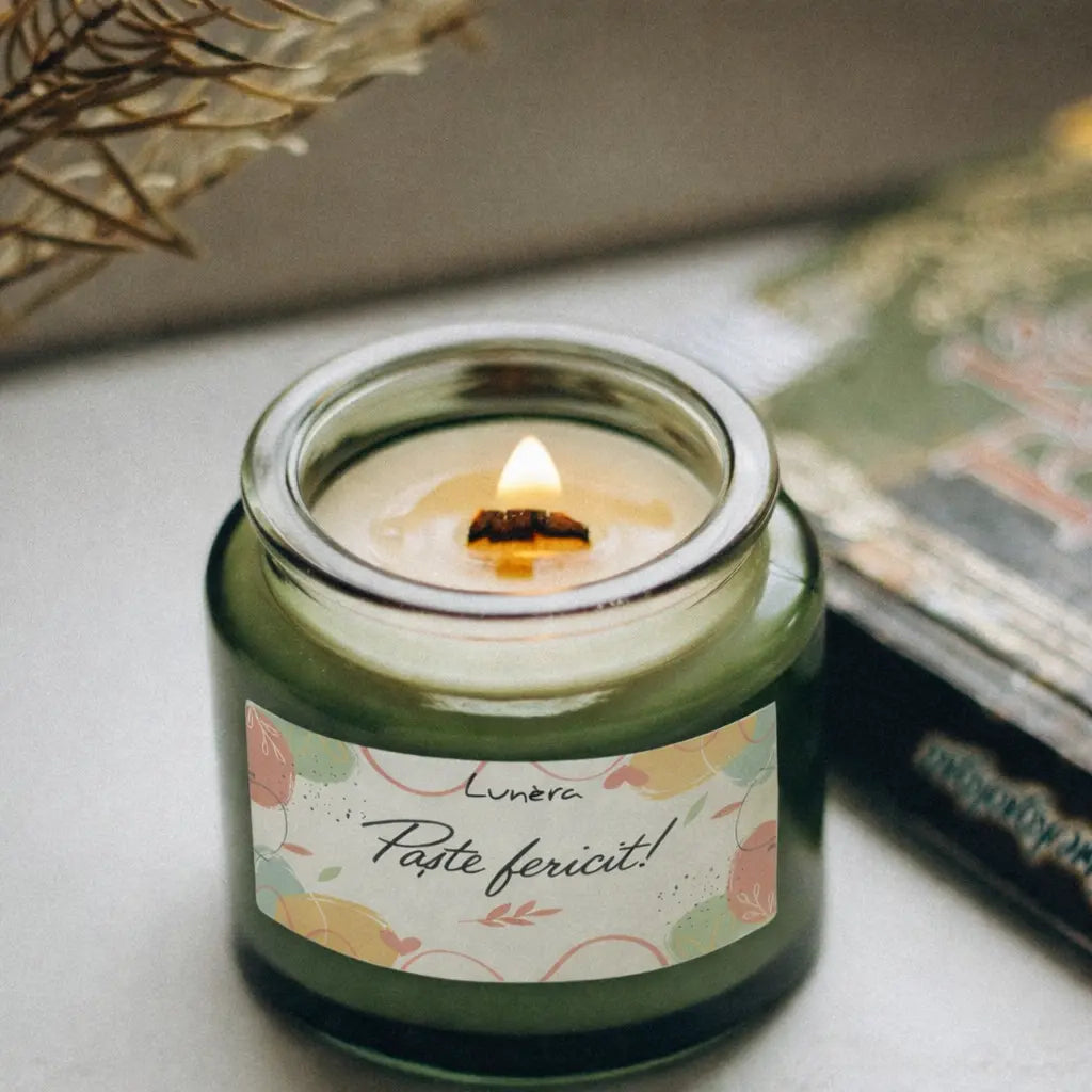 Lumânare parfumată Paște fericit ediție limitată 90 g din ceară de soia cu fitil din lemn în borcan verde, aprinsă