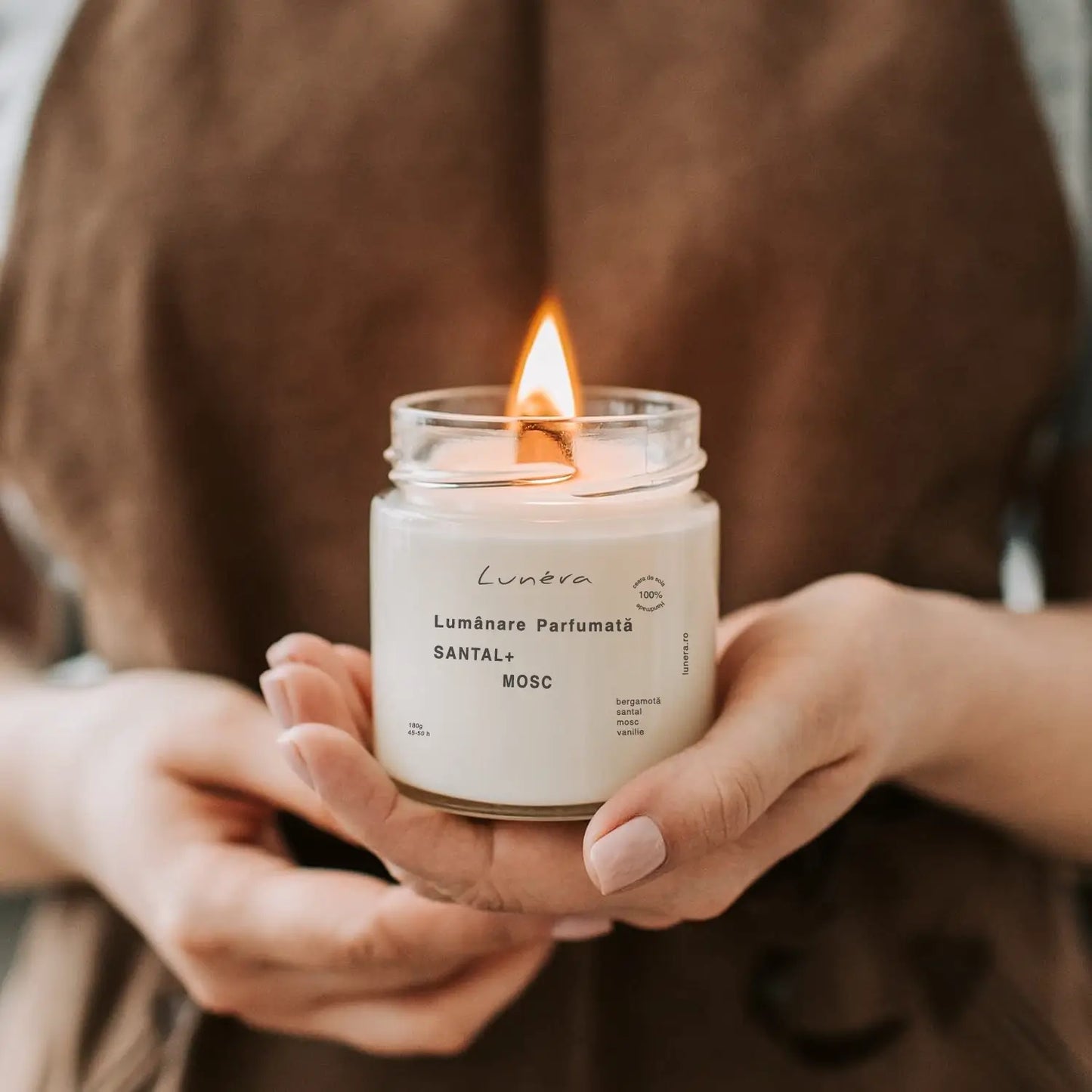 Lumânare Santal & Mosc aprinsă, atmosferă calmă; ceară de soia cu fitil din lemn, decor minimalist – Lunera