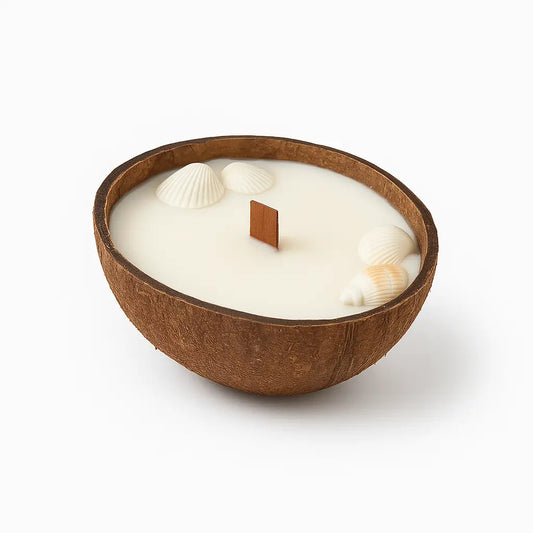 Lumânare din soia în bol de nucă de cocos cu scoici naturale – aromă Sare de mare & Cocos