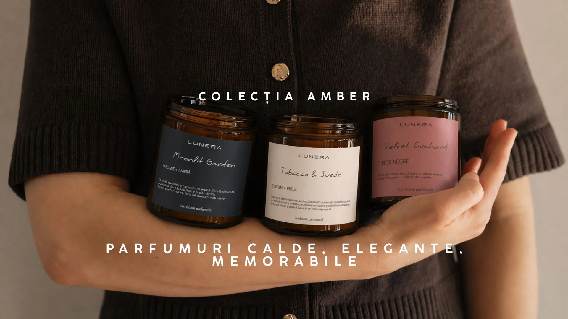 Banner Lunera pentru colecția Amber, cu trei lumânări parfumate handmade ținute în brațe
