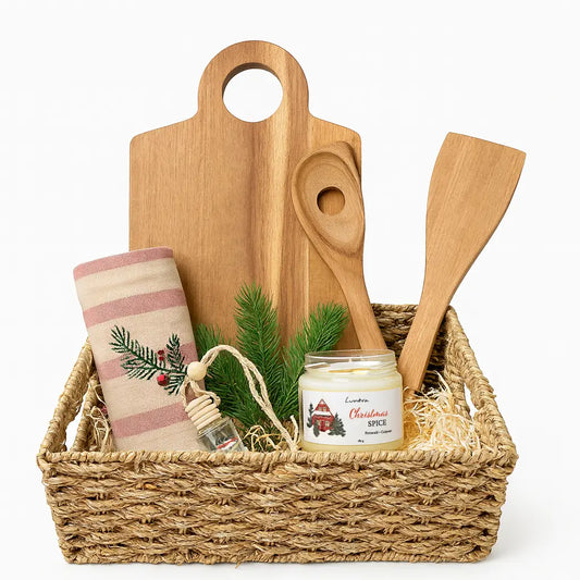 Coș cadou Crăciun: tocător acacia, ustensile lemn, prosop bumbac, lumânare soia, odorizant auto