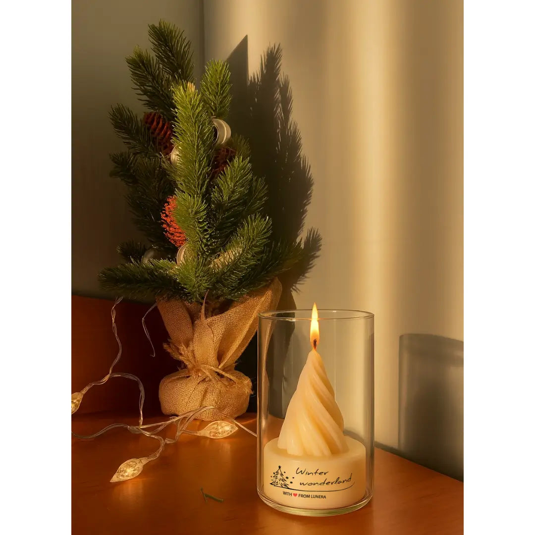 Lumânare cu brad răsucit aprinsă – fitil din bumbac, ceară de soia