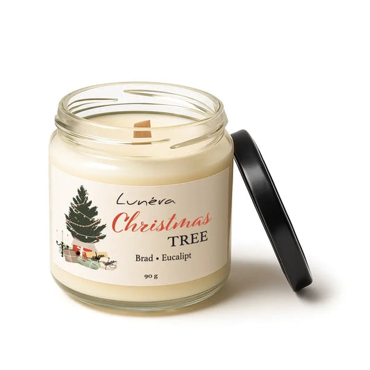 Lumânare parfumată Lunera Christmas Tree din ceară de soia, fitil din lemn, 180 g – borcan cu capac negru