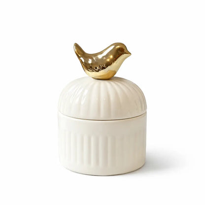 Lumânare parfumată din ceară de soia în vas ceramic ivoire cu capac decorativ și pasăre aurie