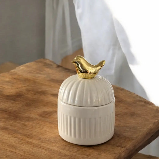 Lumânare parfumată din ceară de soia în vas ceramic ivoire cu capac decorativ și pasăre aurie lifestyle