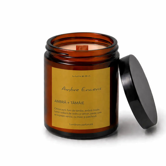Lumânare Lunera din ceară de soia, Ambre Encens, cu fitil din lemn și aromă de ambră și tămâie, 150 g