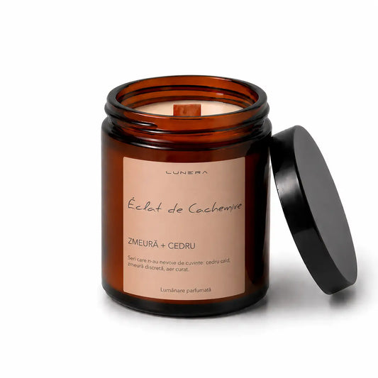 Lumânare Lunera din ceară de soia, Éclat de Cachemire, cu fitil din lemn și aromă de zmeură și cedru, 150 g
