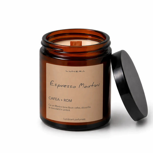 Lumânare Lunera din ceară de soia, Espresso Martini, cu fitil din lemn și aromă de cafea și rom, 150 g