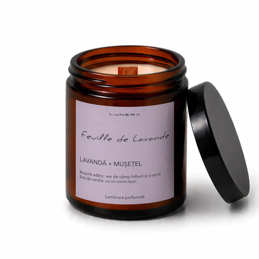 Lumânare Lunera din ceară de soia, Feuille de Lavande, cu fitil din lemn și aromă de lavandă și mușețel, 150 g
