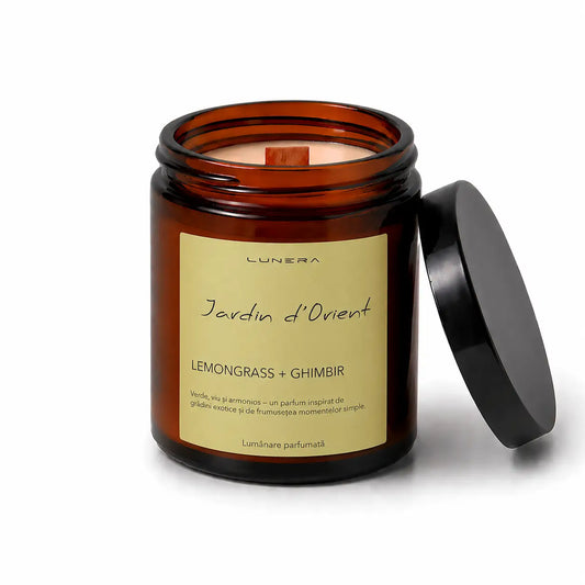 Lumânare Lunera din ceară de soia, Jardin d’Orient, cu fitil din lemn și aromă de lemongrass și ghimbir, 150 g